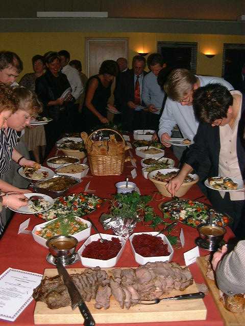 0011 Foerste angrebsboelge paa buffeten.jpg
